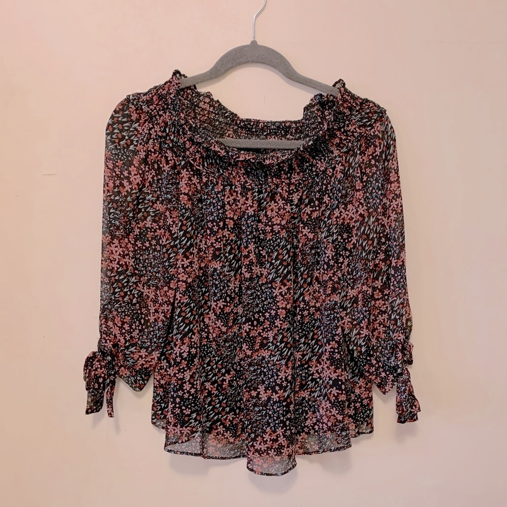 NWOT 🎉 CeCe Off-The-Shoulder Floral Blouse
